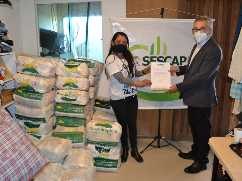 Presidente do SESCAP-PR entrega alimentos às famílias da Vila Betel