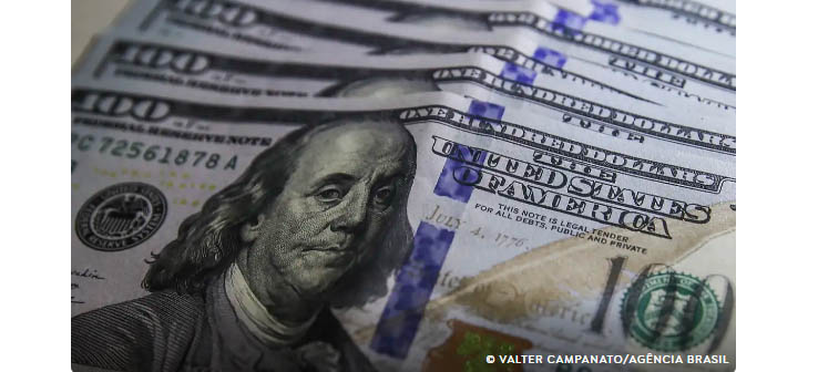 Dólar fecha na maior cotação do Plano Real na espera por cortes