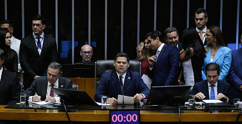 Na abertura do ano legislativo, Davi promete trabalho e pede pacificação